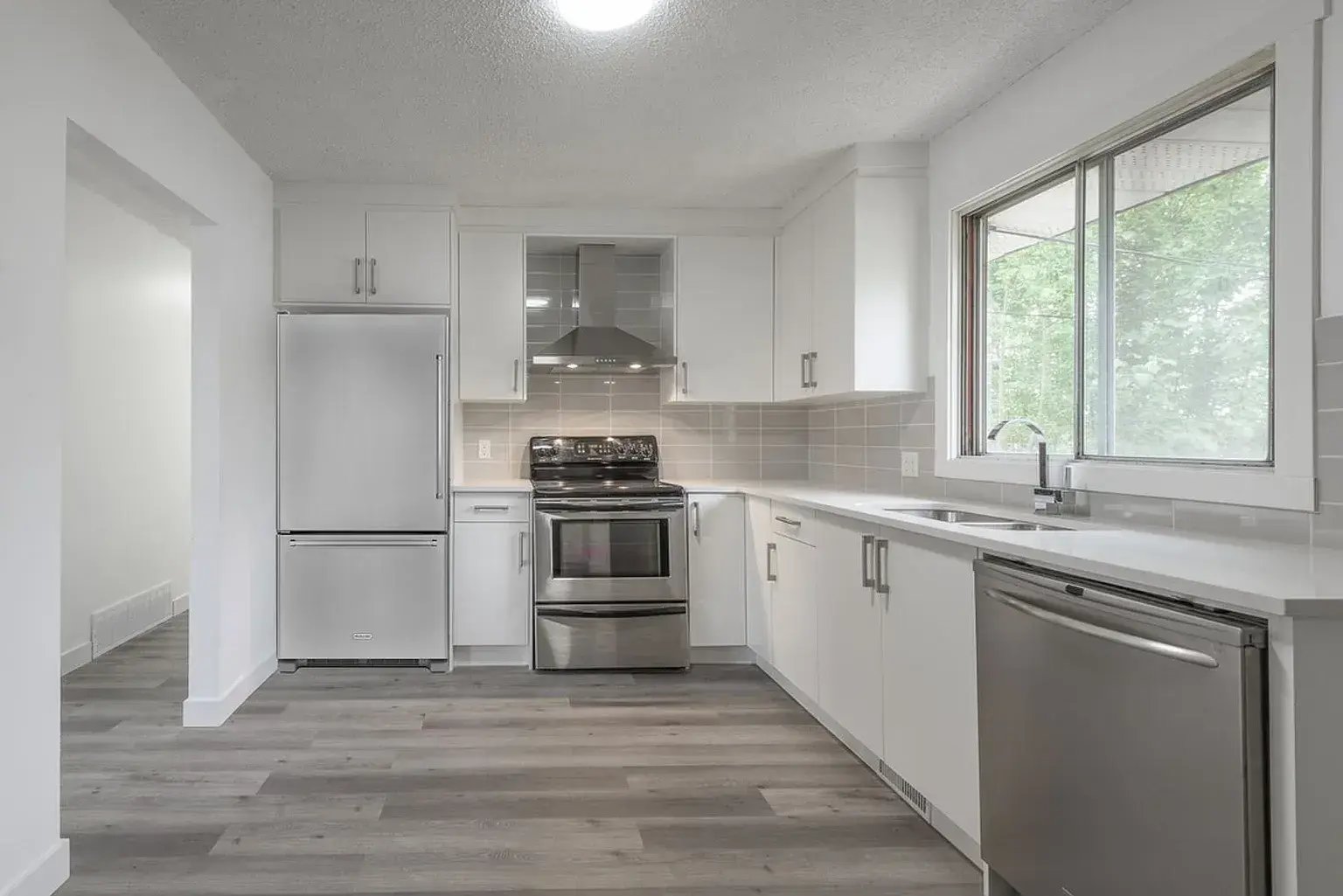1831 44 St SE, Calgary — photo 2